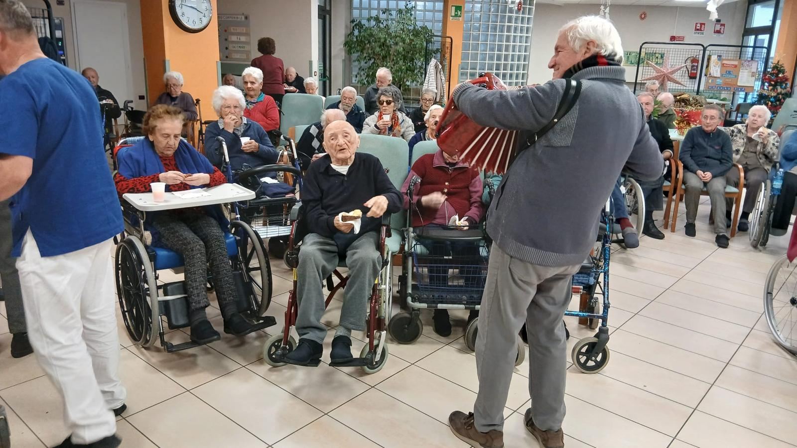 Gallery: Gli Uomini di Mondo festeggiano il Natale con gli ospiti della casa di riposo di Beinette - 3