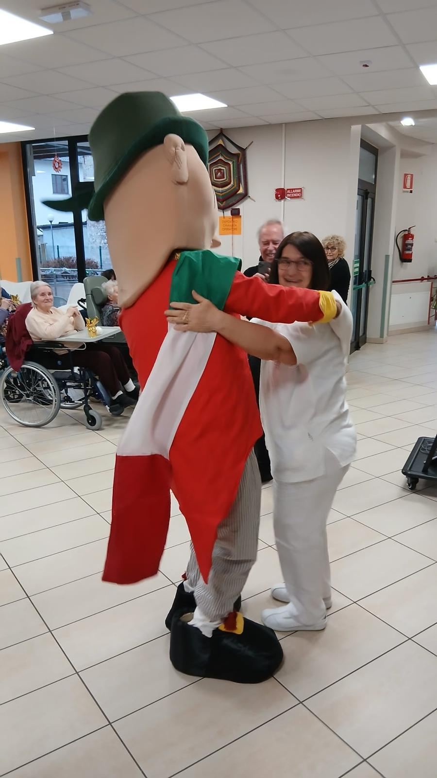 Gallery: Gli Uomini di Mondo festeggiano il Natale con gli ospiti della casa di riposo di Beinette - 5