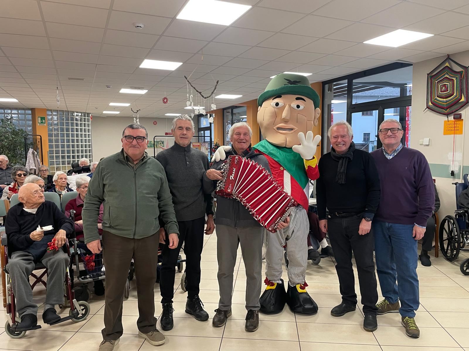 Gallery: Gli Uomini di Mondo festeggiano il Natale con gli ospiti della casa di riposo di Beinette - 7