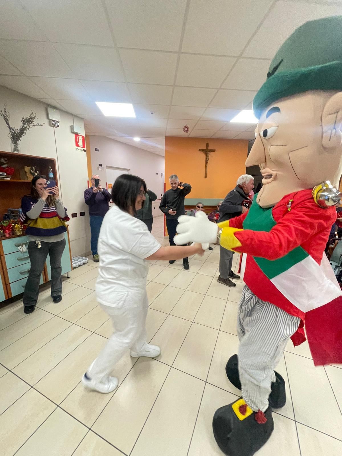 Gallery: Gli Uomini di Mondo festeggiano il Natale con gli ospiti della casa di riposo di Beinette - 9